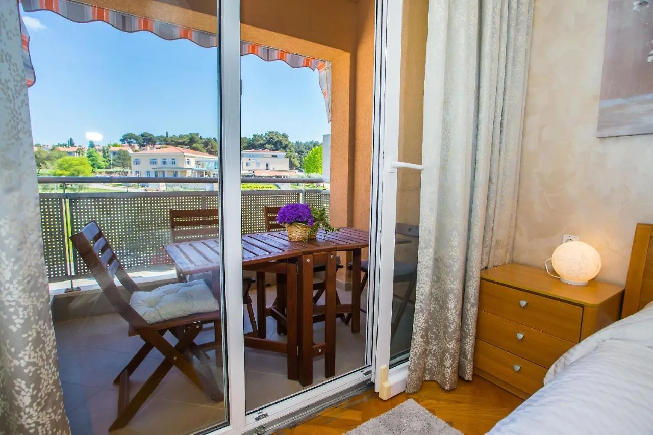 Apartment Dora Near Sea And Center With Private Garage
