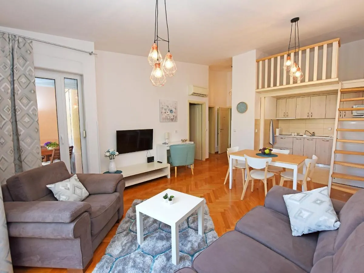 Apartment Dora Near Sea And Center With Private Garage