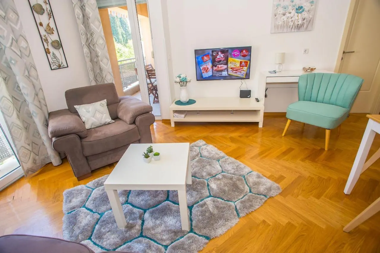 Apartment Dora Near Sea And Center With Private Garage Porec