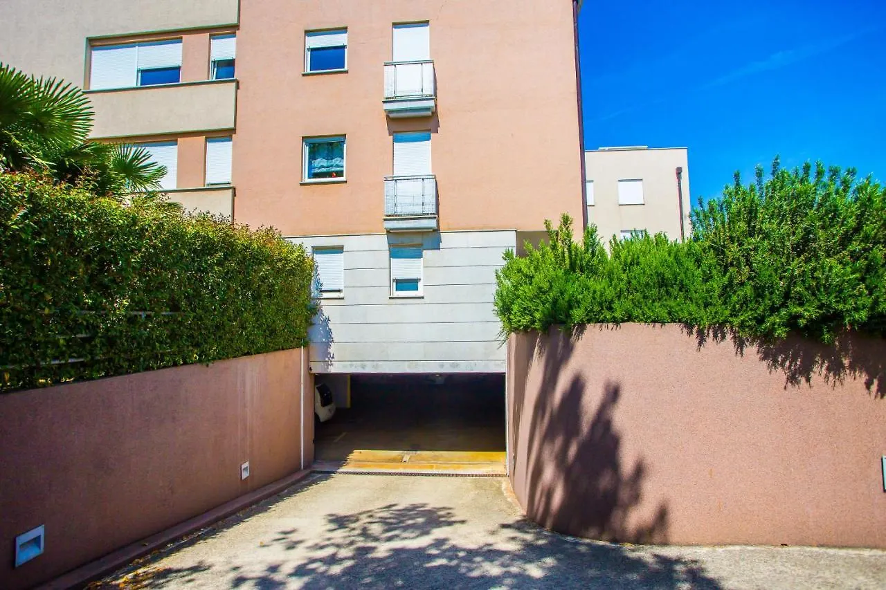 Apartment Dora Near Sea And Center With Private Garage Porec 0*,