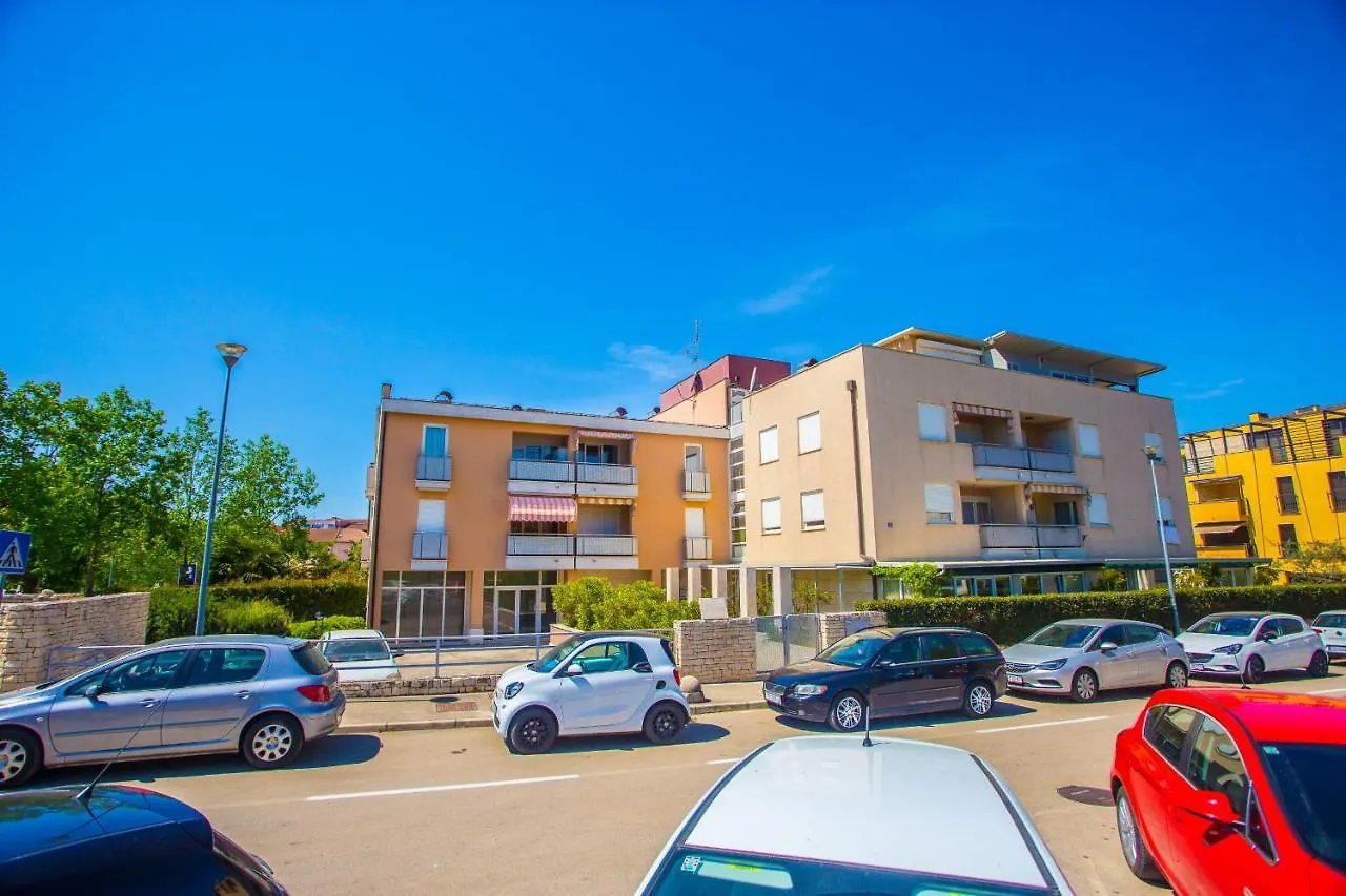 Apartment Dora Near Sea And Center With Private Garage Porec